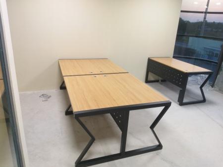 Bàn nhân viên chân sắt yếm sắt 